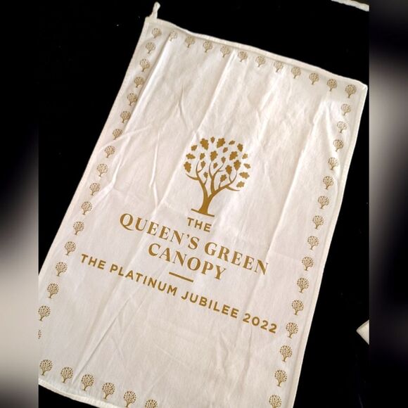 Queen Elizabeth Platinum Jubilee Kitchen Linen Tea Towels 2022 NWOT - Picture 10 of 11